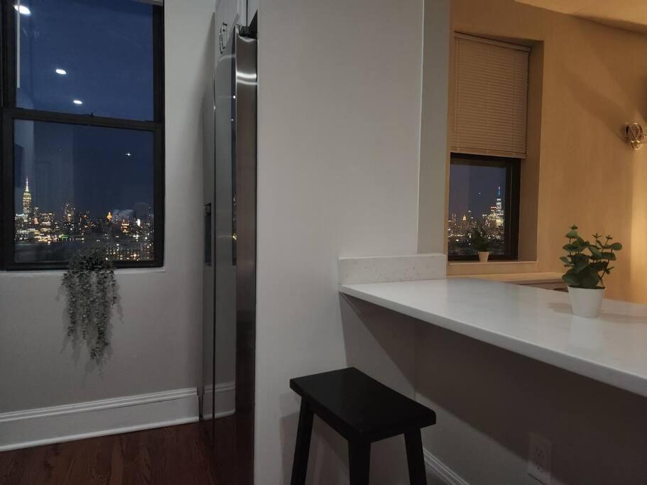 Appartamento Elegant 2 Bed Gem! Mins From Nyc Union City Esterno foto