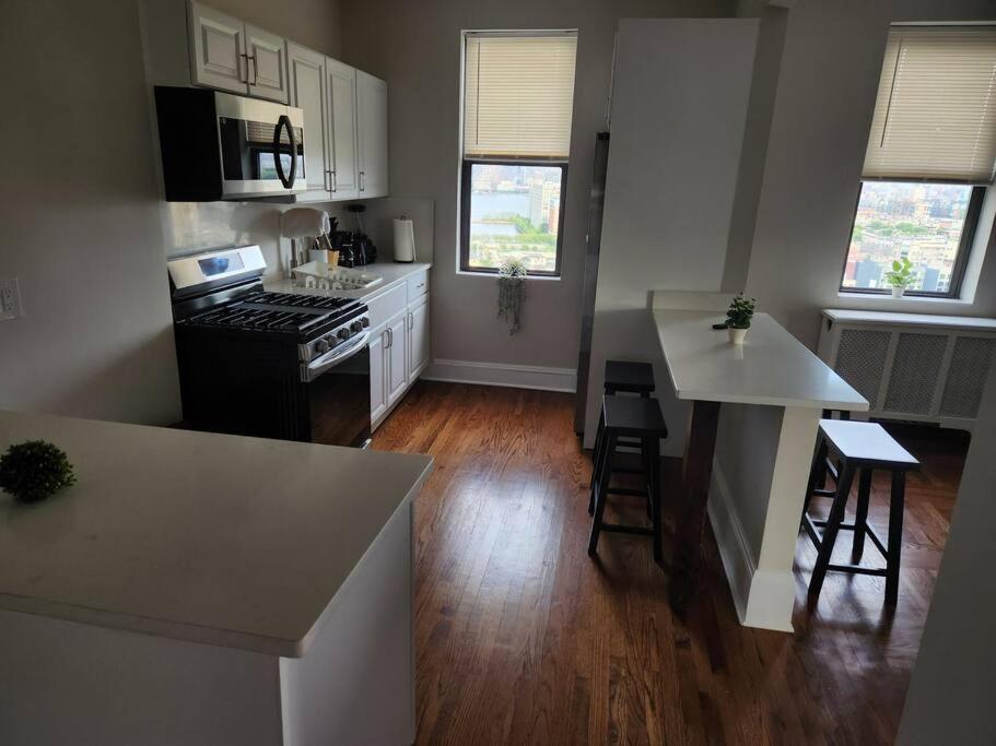 Appartamento Elegant 2 Bed Gem! Mins From Nyc Union City Esterno foto