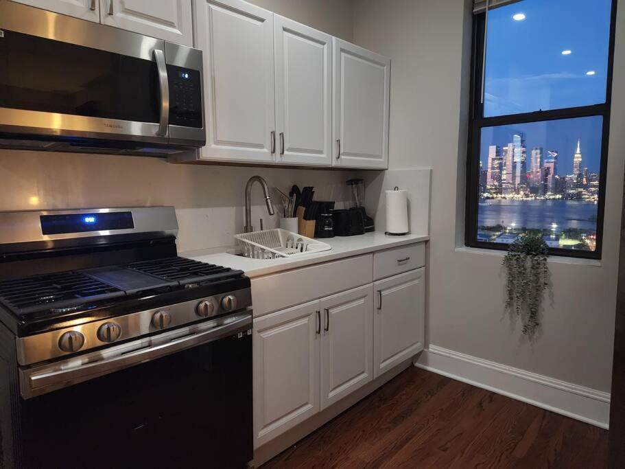 Appartamento Elegant 2 Bed Gem! Mins From Nyc Union City Esterno foto