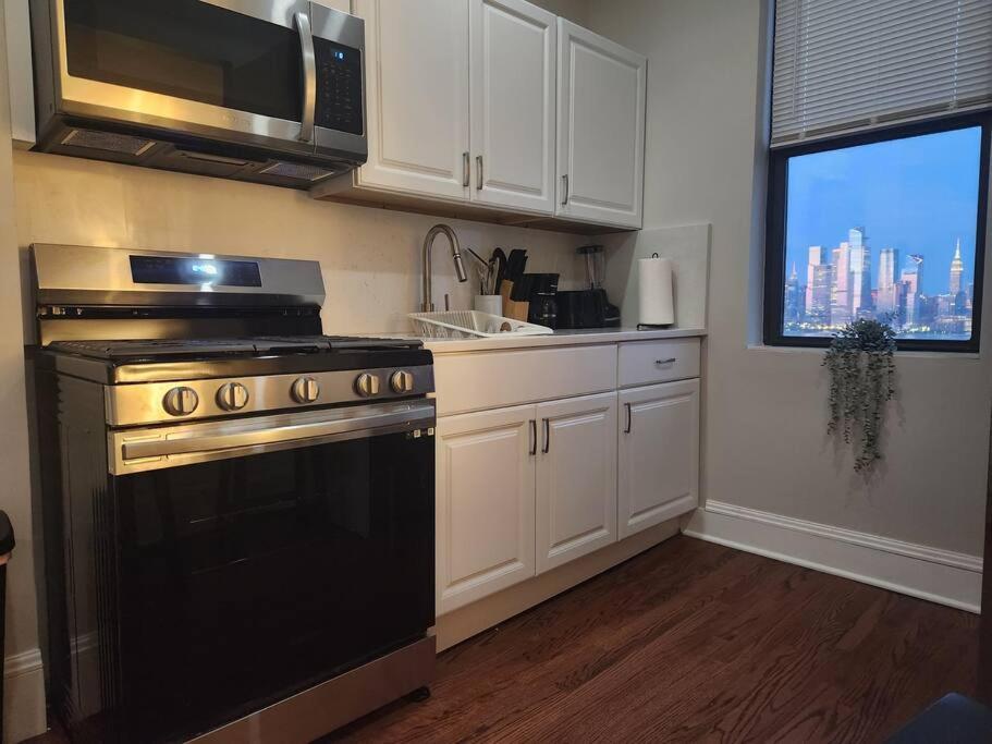 Appartamento Elegant 2 Bed Gem! Mins From Nyc Union City Esterno foto