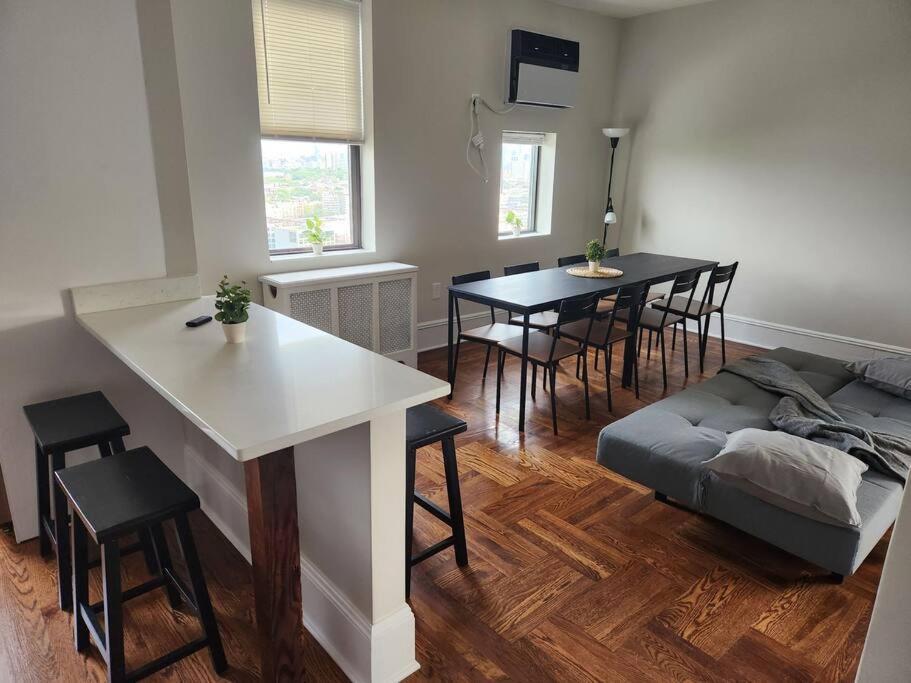 Appartamento Elegant 2 Bed Gem! Mins From Nyc Union City Esterno foto
